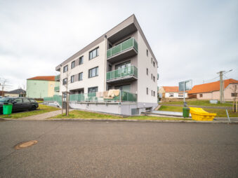 Byt 2+kk s terasou a zahrádkou v Miroslavi