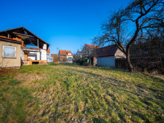 Rovinatý stavební pozemek v Senetářově